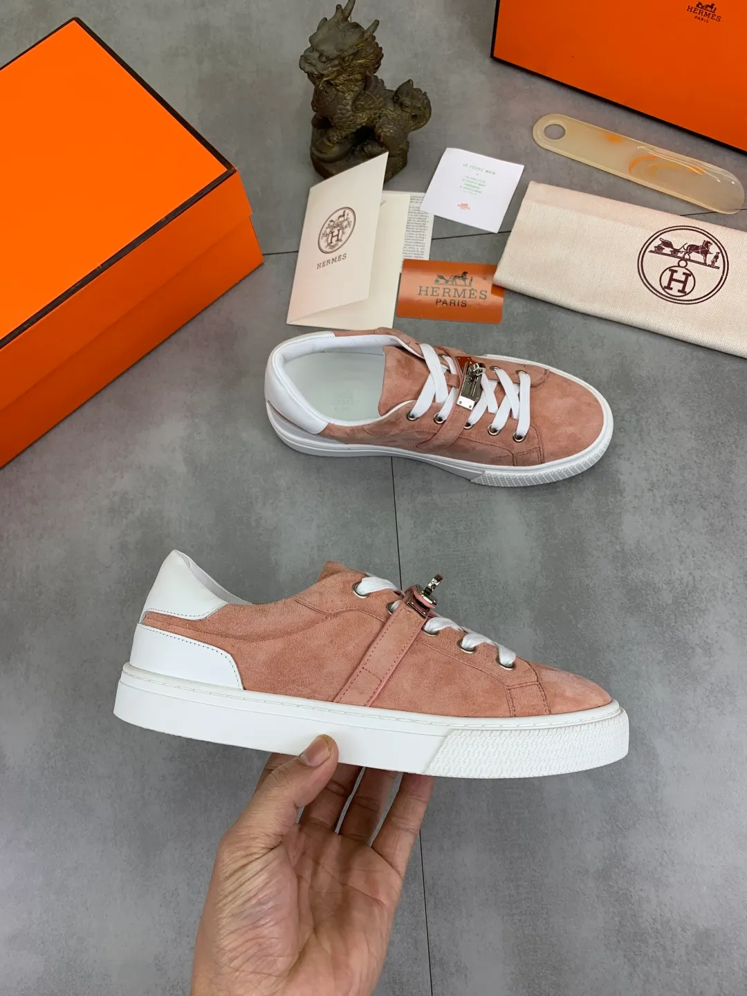 Men's men's shoes 💰P640 New Hermes top version Hermès classic couple style #𝐊𝐞𝐥𝐥𝐲 buckle casual white shoes skateboard shoes that will not conflict with shoes at all. Full of unknowns, Hermès rarely produces flat casual shoes and they are paired with classic palladium-plated Kelly shoe buckles! You'll fall in love with it at first sight. It's super versatile and can be worn with any skirt or pants. 🉑️Close your eyes and wear it. It's super noble. Fabric: Specific cowhide/canvas material. Lining: Sheepskin lining. Outsole: Original molded TPU outsole. Size: 35-45.